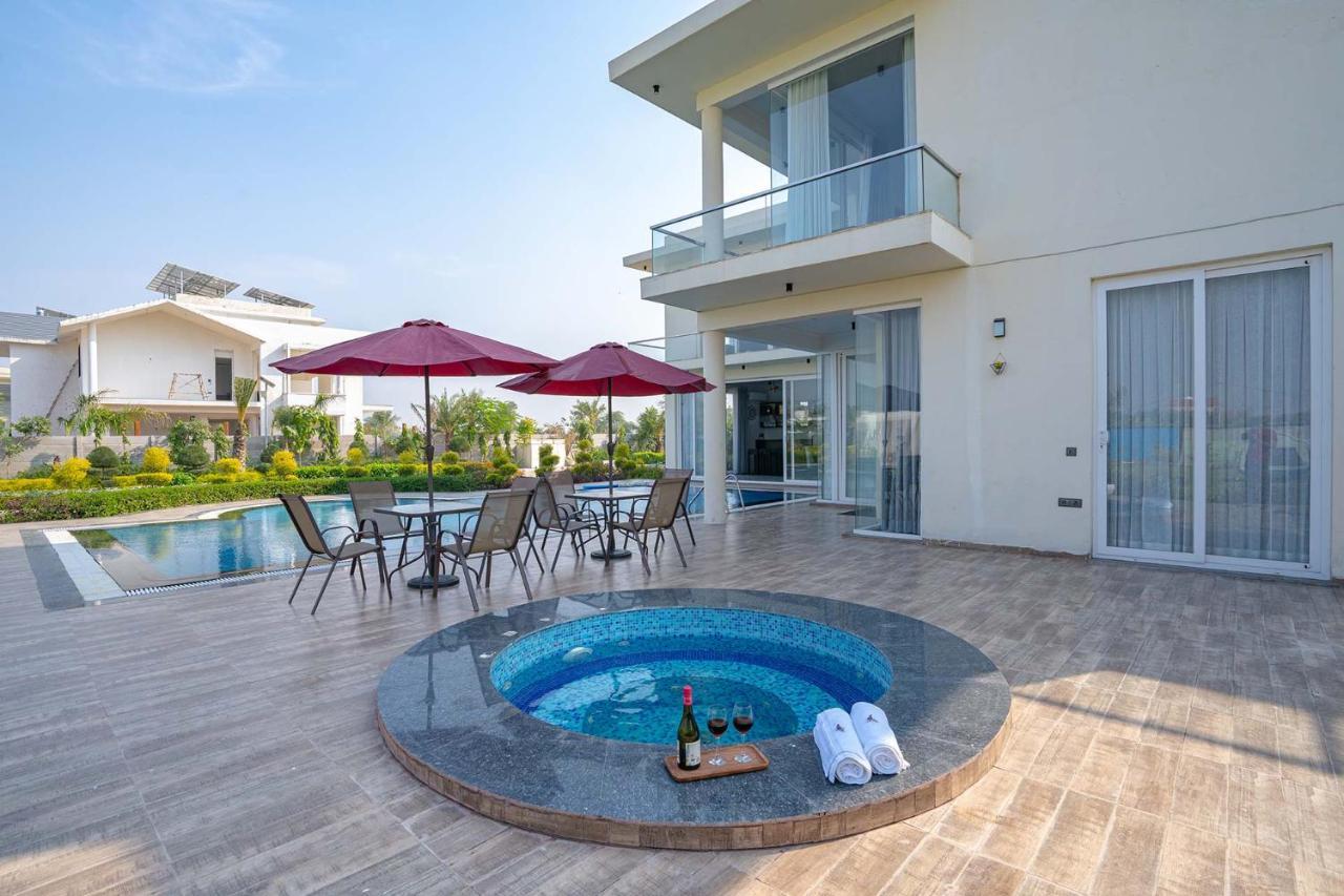 Stayvista At Le Blanc Escape W Outdoor Pool Sohna エクステリア 写真