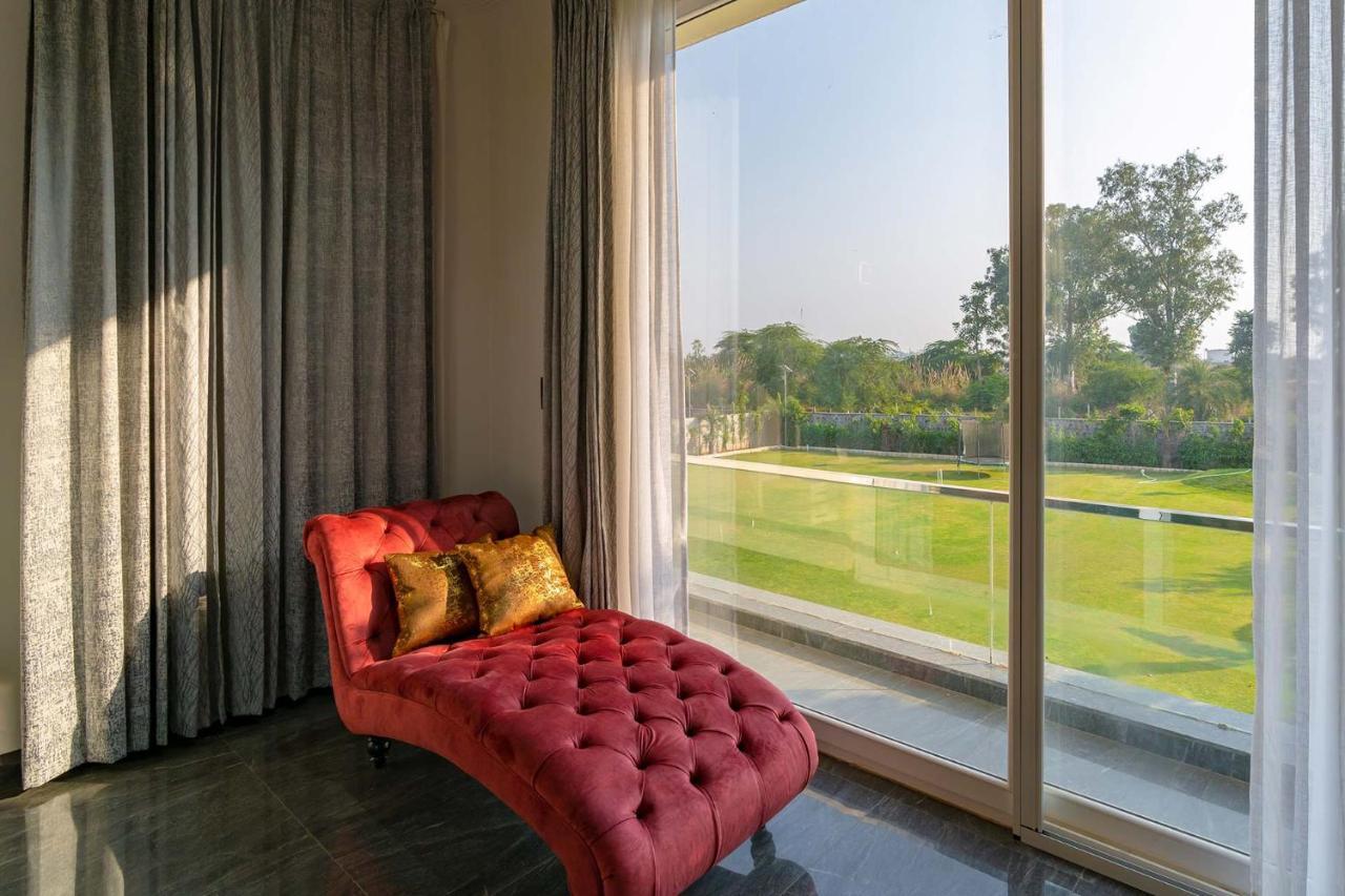 Stayvista At Le Blanc Escape W Outdoor Pool Sohna エクステリア 写真