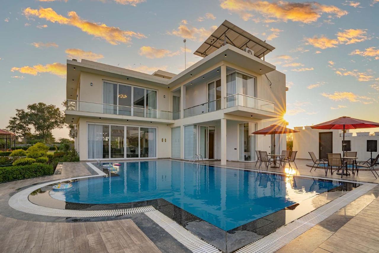 Stayvista At Le Blanc Escape W Outdoor Pool Sohna エクステリア 写真