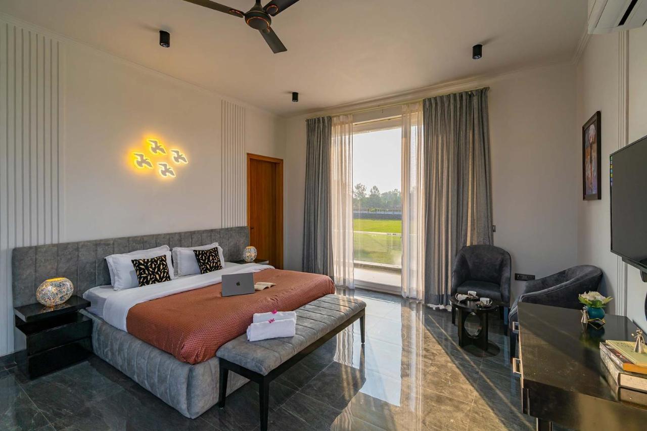 Stayvista At Le Blanc Escape W Outdoor Pool Sohna エクステリア 写真