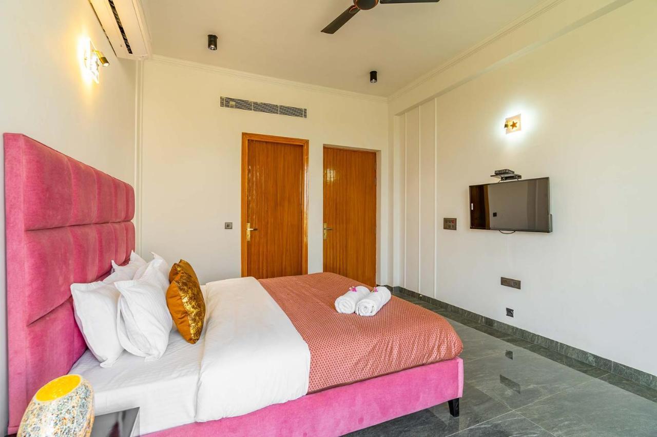 Stayvista At Le Blanc Escape W Outdoor Pool Sohna エクステリア 写真