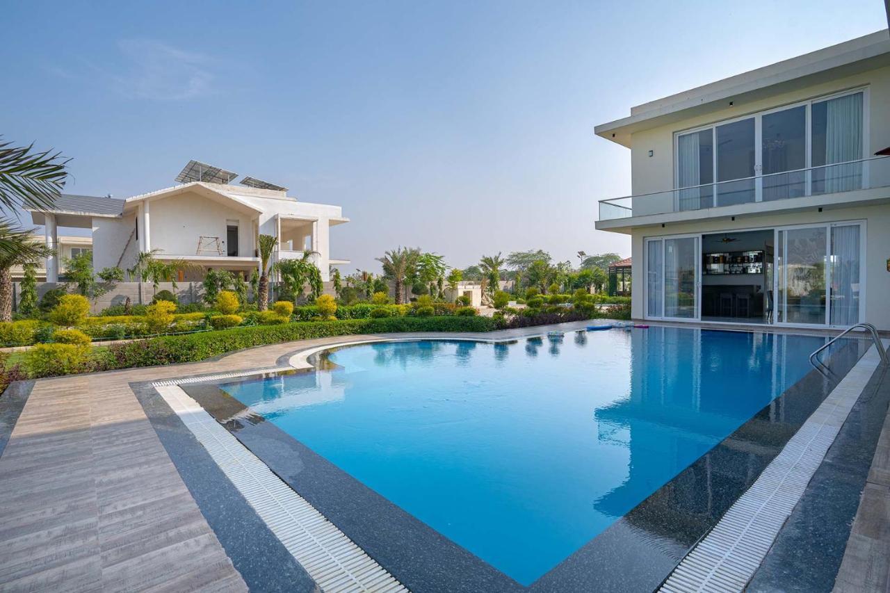 Stayvista At Le Blanc Escape W Outdoor Pool Sohna エクステリア 写真